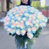 101 радужная розово-бело-голубая роза 60 см