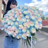 101 радужная розово-бело-голубая роза 60 см