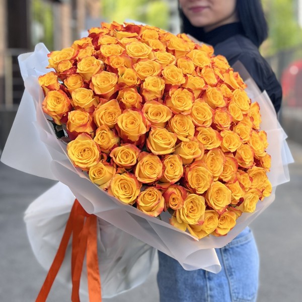 101 желто-оранжевая роза Корфу 60 см