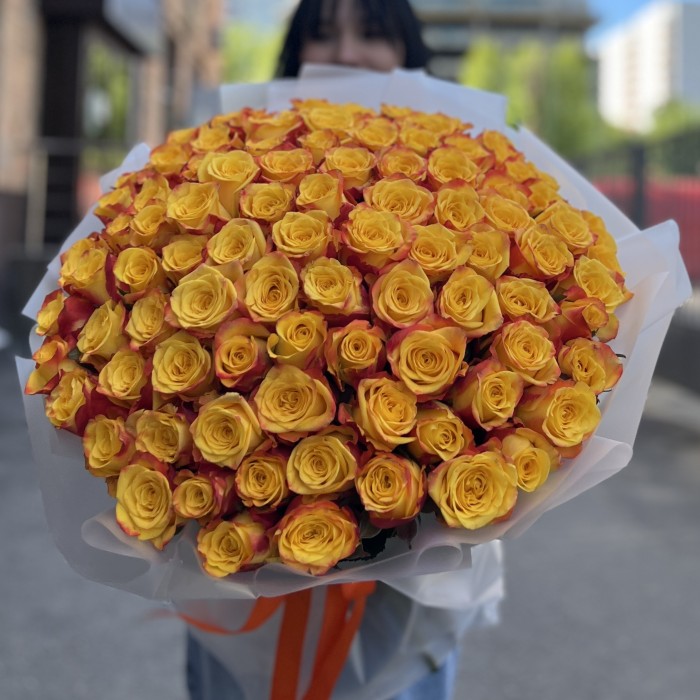 101 желто-оранжевая роза Корфу 60 см