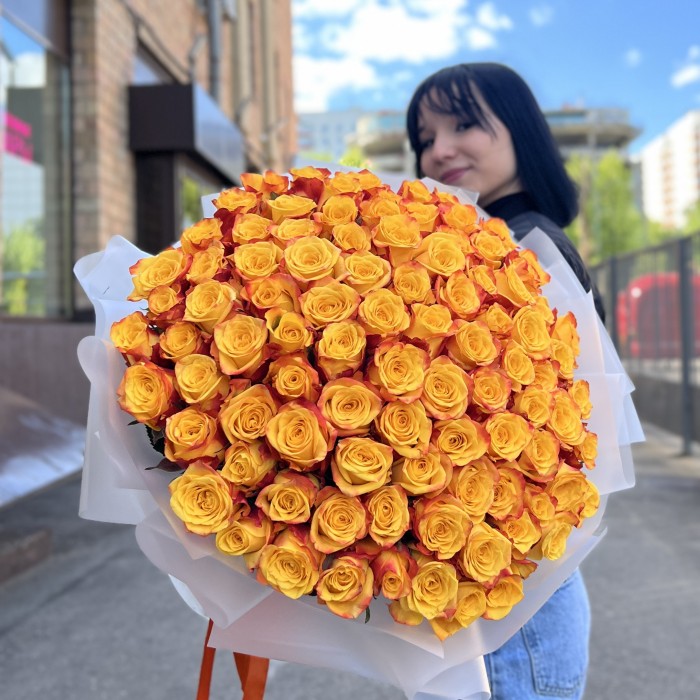 101 желто-оранжевая роза Корфу 60 см