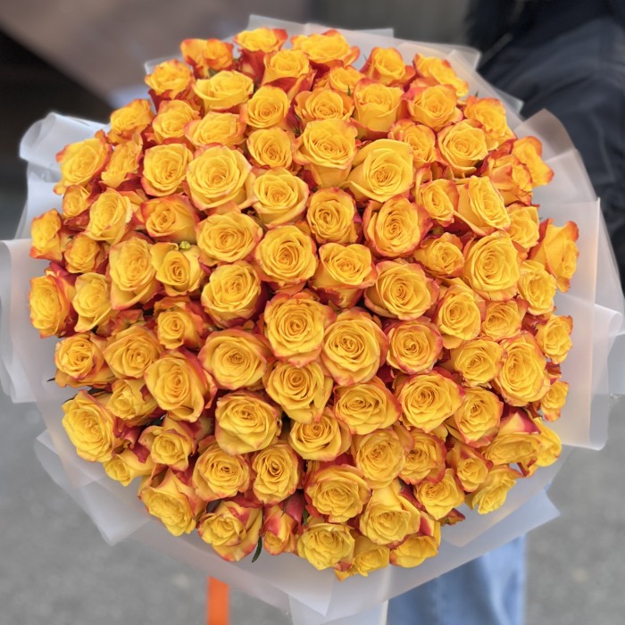 101 желто-оранжевая роза Корфу 60 см