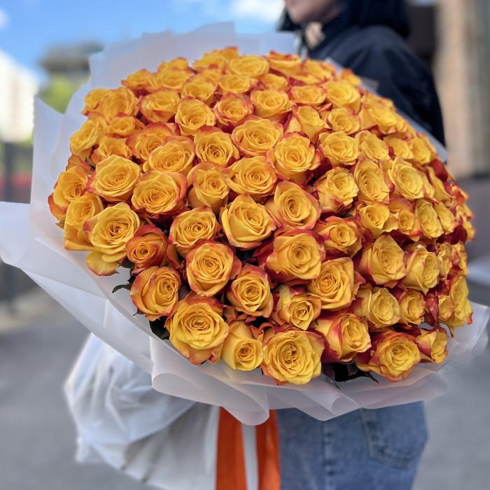 101 желто-оранжевая роза Корфу 60 см
