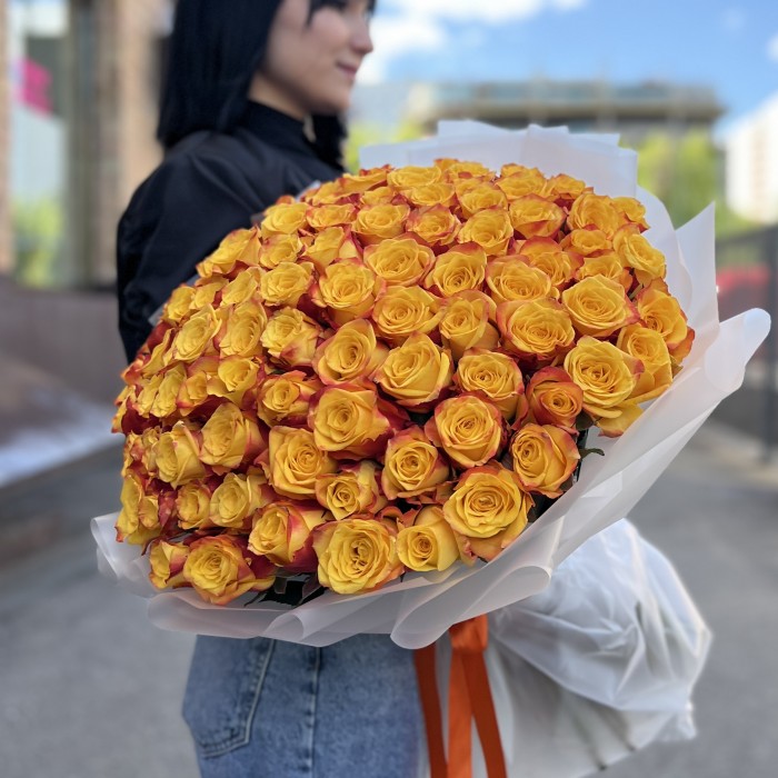 101 желто-оранжевая роза Корфу 60 см
