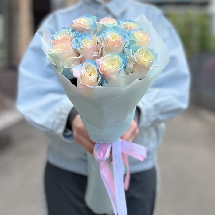 11 радужных розово-бело-голубых роз 60 см
