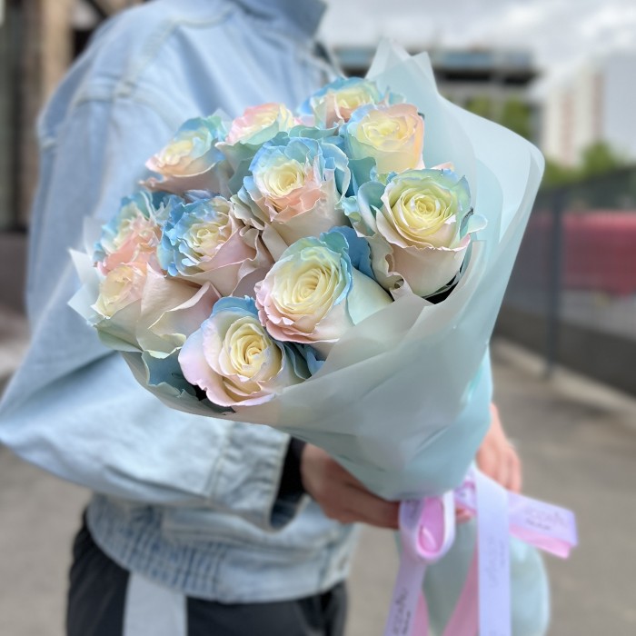 11 радужных розово-бело-голубых роз 60 см