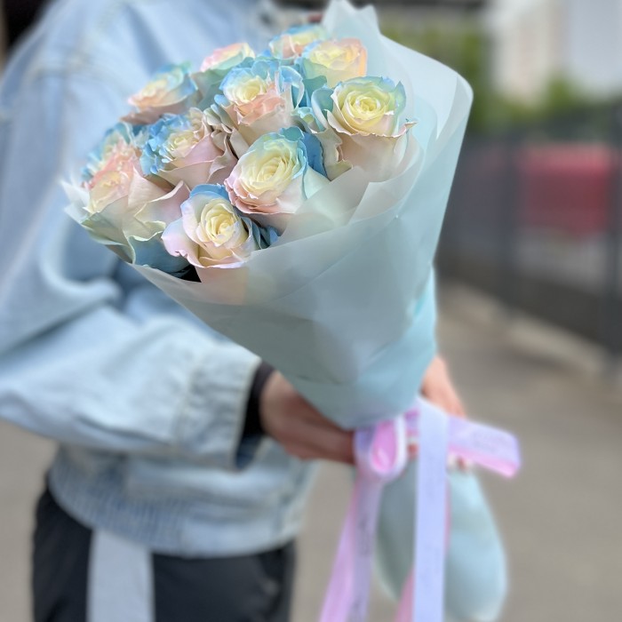 11 радужных розово-бело-голубых роз 60 см