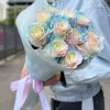 11 радужных розово-бело-голубых роз 70 см