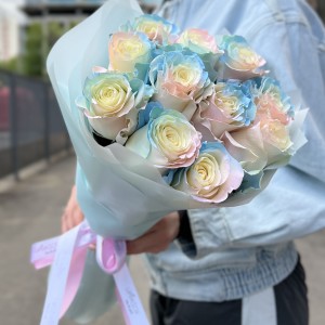 11 радужных розово-бело-голубых роз 70 см