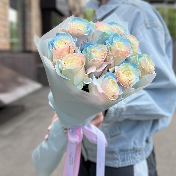 11 радужных розово-бело-голубых роз 60 см