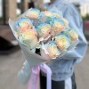 11 радужных розово-бело-голубых роз 70 см