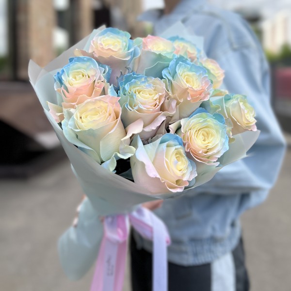11 радужных розово-бело-голубых роз 60 см