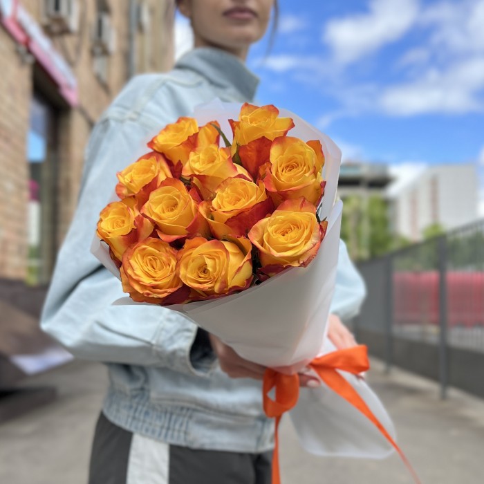 11 ярких роз Корфу 60 см