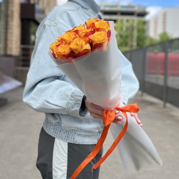 11 ярких роз Корфу 60 см