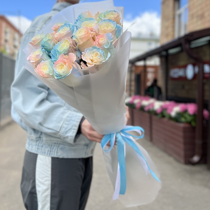15 радужных розово-бело-голубых роз 60 см