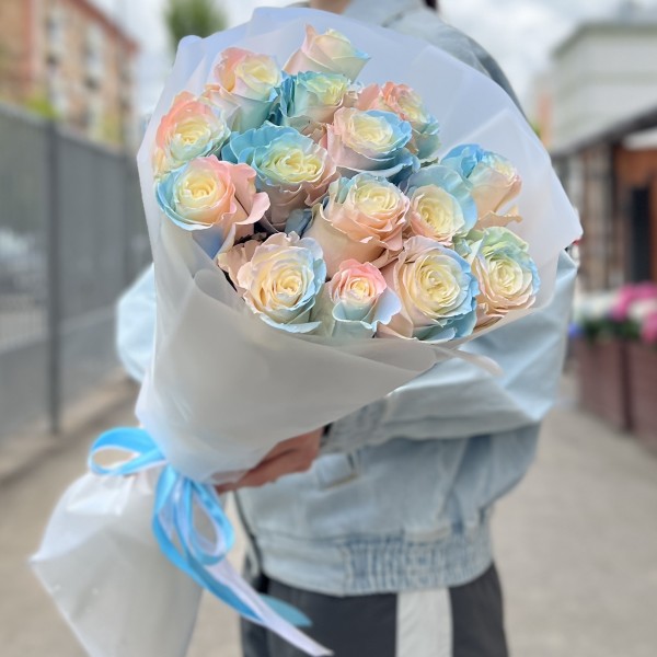 15 радужных розово-бело-голубых роз 60 см
