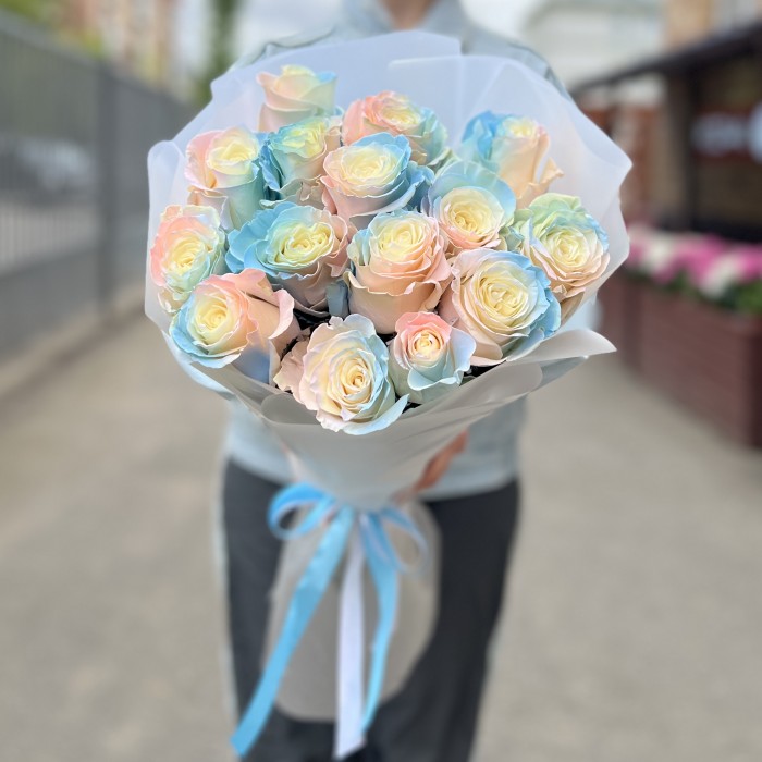 15 радужных розово-бело-голубых роз 60 см