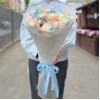 15 радужных розово-бело-голубых роз 60 см