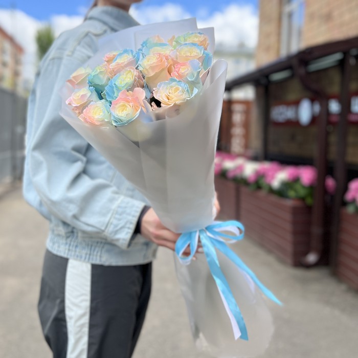 15 радужных розово-бело-голубых роз 60 см