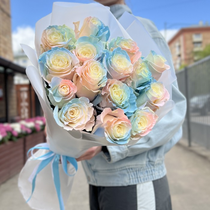 15 радужных розово-бело-голубых роз 60 см