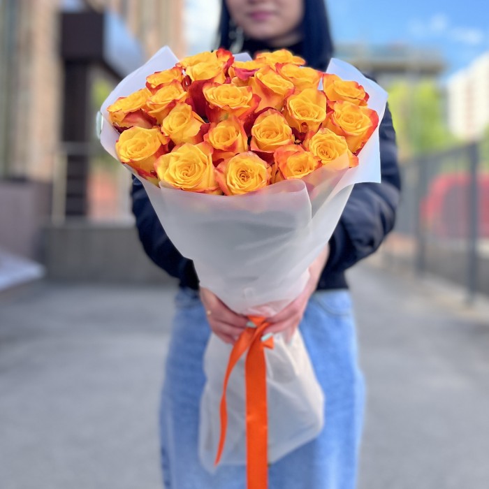 21 роза желто-оранжевая 60 см