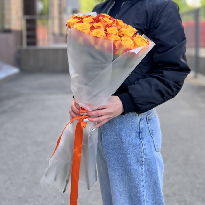 21 роза желто-оранжевая 60 см