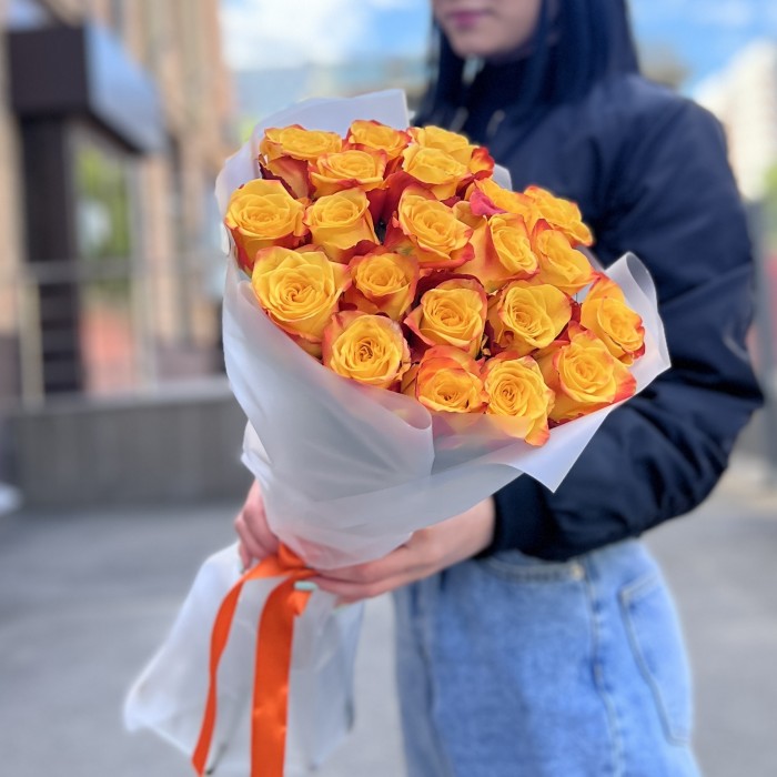 21 роза желто-оранжевая 60 см