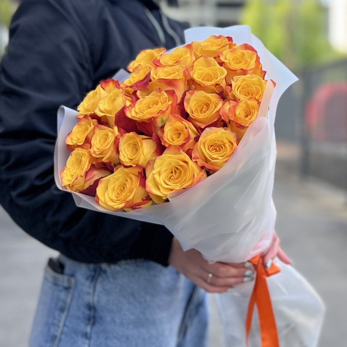 21 роза желто-оранжевая 60 см