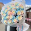 25 радужных розово-бело-голубых роз 70 см