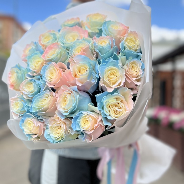 25 радужных розово-бело-голубых роз 60 см