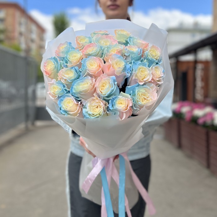 25 радужных розово-бело-голубых роз 60 см