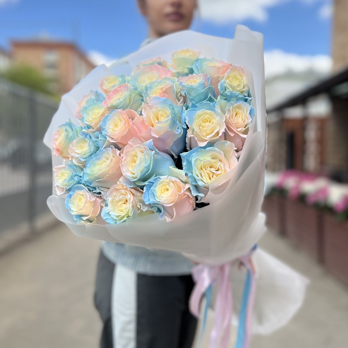 25 радужных розово-бело-голубых роз 60 см