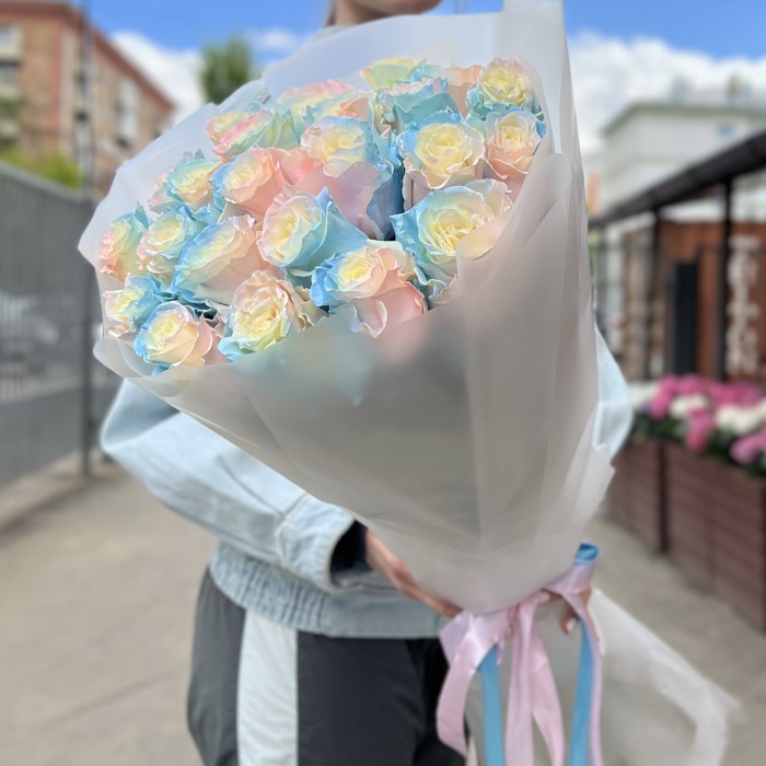 25 радужных розово-бело-голубых роз 60 см