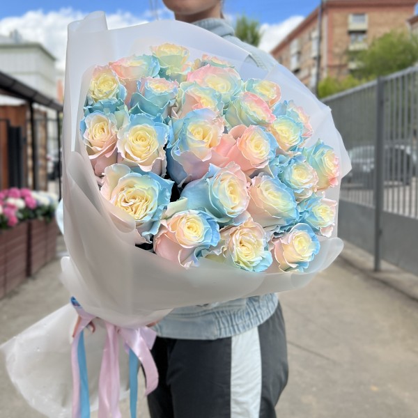 25 радужных розово-бело-голубых роз 60 см