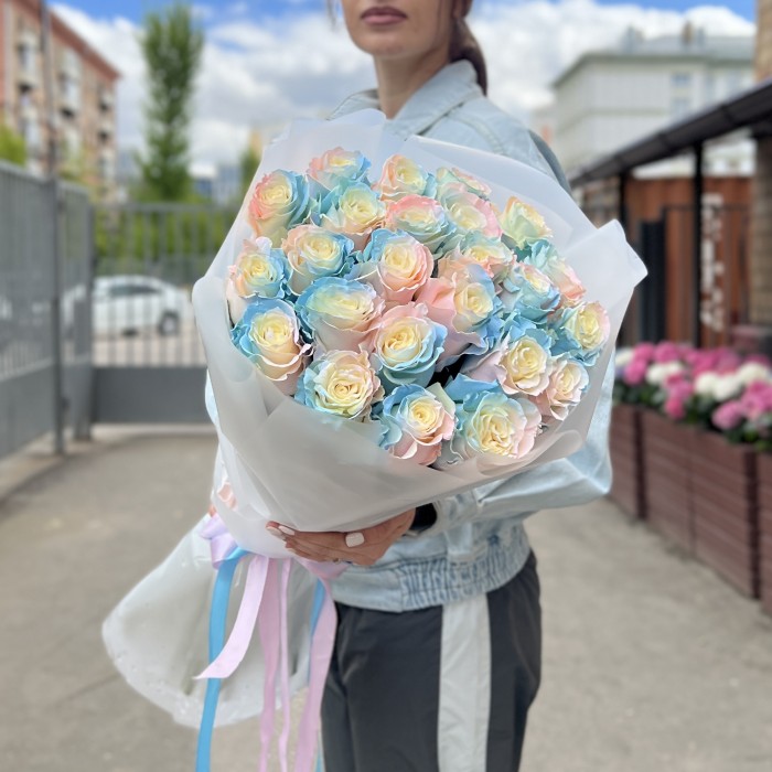 25 радужных розово-бело-голубых роз 60 см