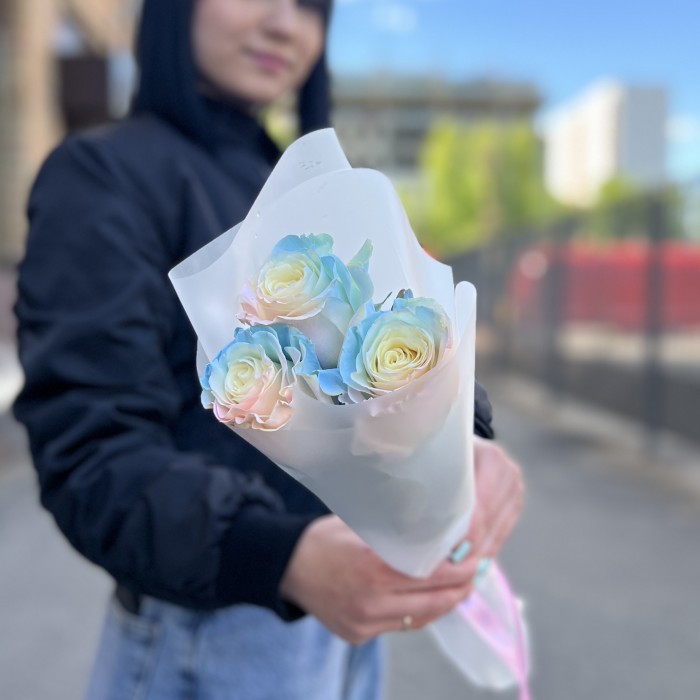 3 радужные розово-голубые розы 60 см