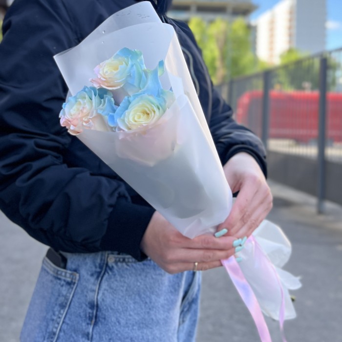 3 радужные розово-голубые розы 60 см