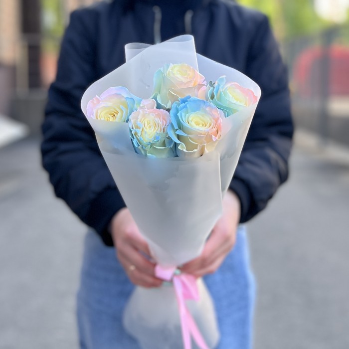 5 радужных розово-бело-голубых роз 60 см