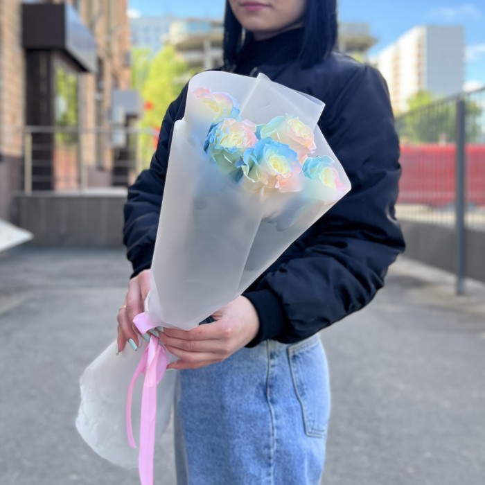 5 радужных розово-бело-голубых роз 60 см