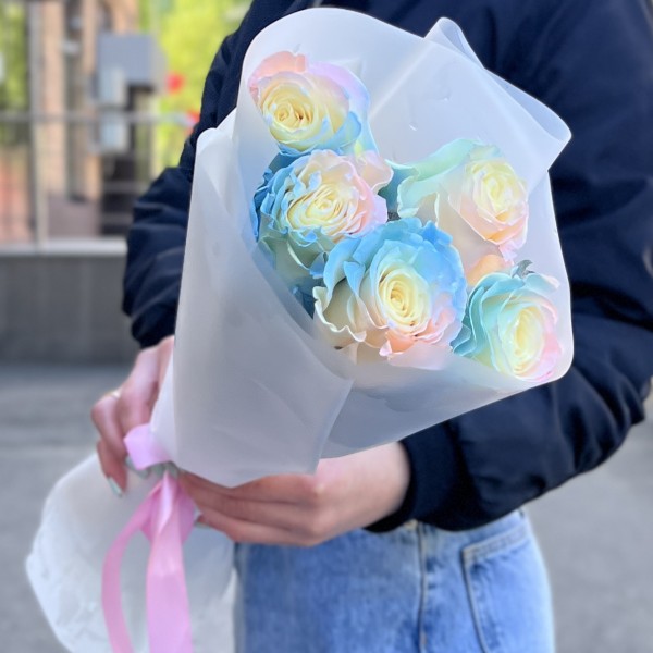 5 радужных розово-бело-голубых роз 70 см