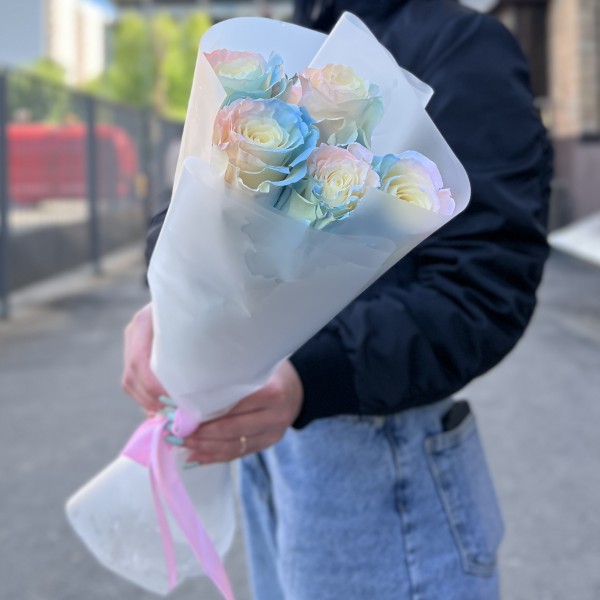 5 радужных розово-бело-голубых роз 60 см