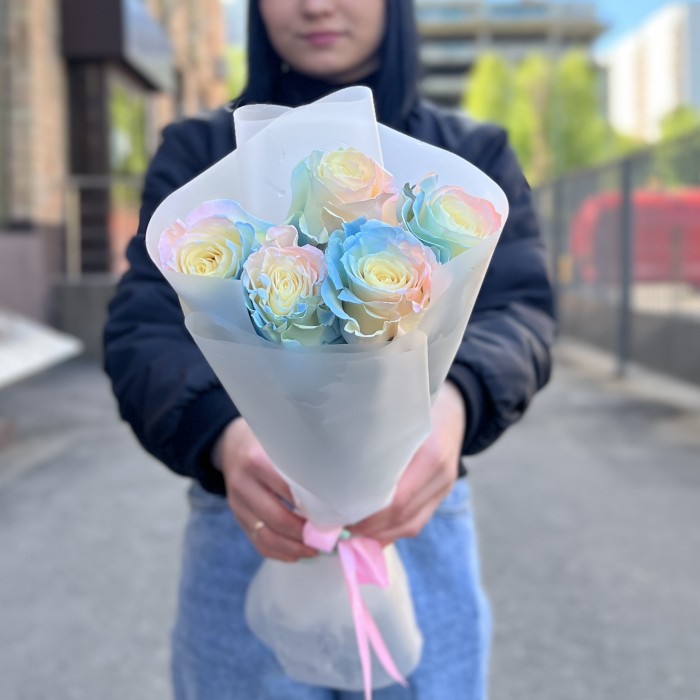 5 радужных розово-бело-голубых роз 60 см