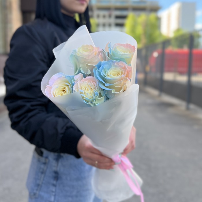 5 радужных розово-бело-голубых роз 60 см