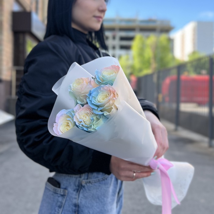 5 радужных розово-бело-голубых роз 60 см