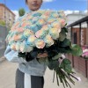 51 радужная розово-бело-голубая роза 60 см