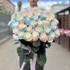 51 радужная розово-бело-голубая роза 60 см