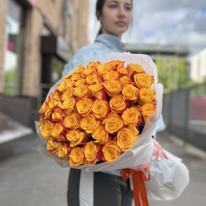 51 желто-оранжевая роза Корфу 60 см
