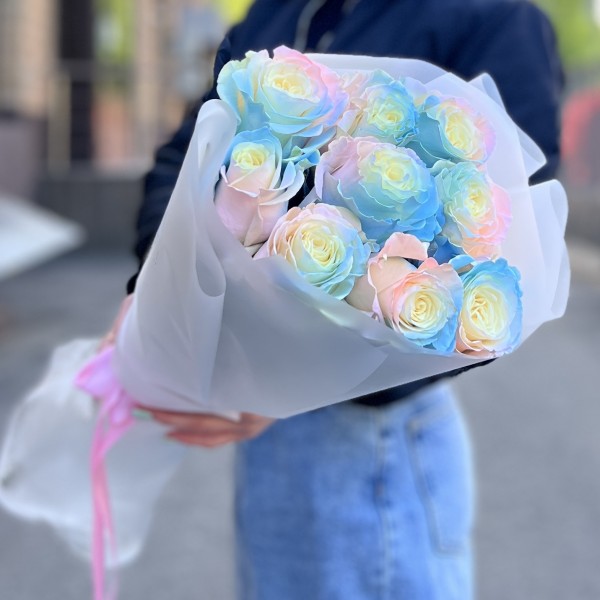 9 радужных розово-бело-голубых роз 70 см