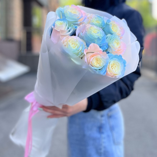 9 радужных розово-бело-голубых роз 60 см