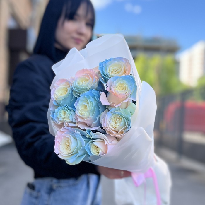 9 радужных розово-бело-голубых роз 60 см